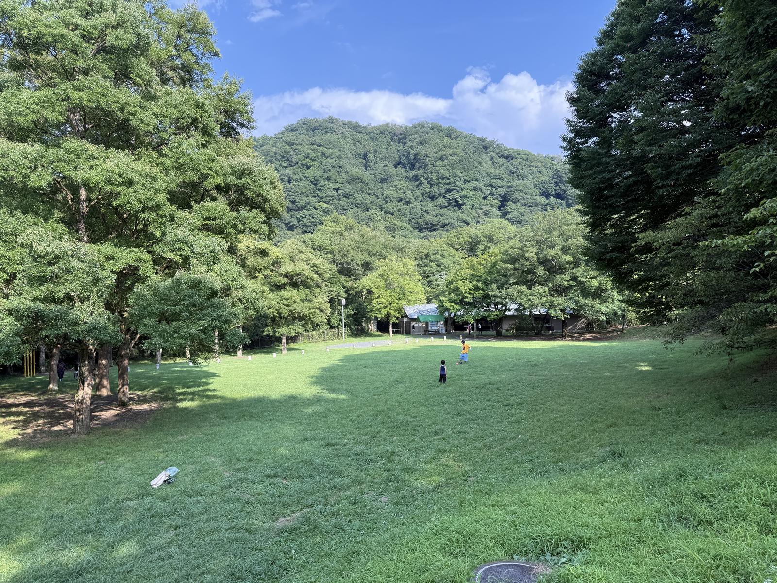 藤野の緑に囲まれた谷あいの会場