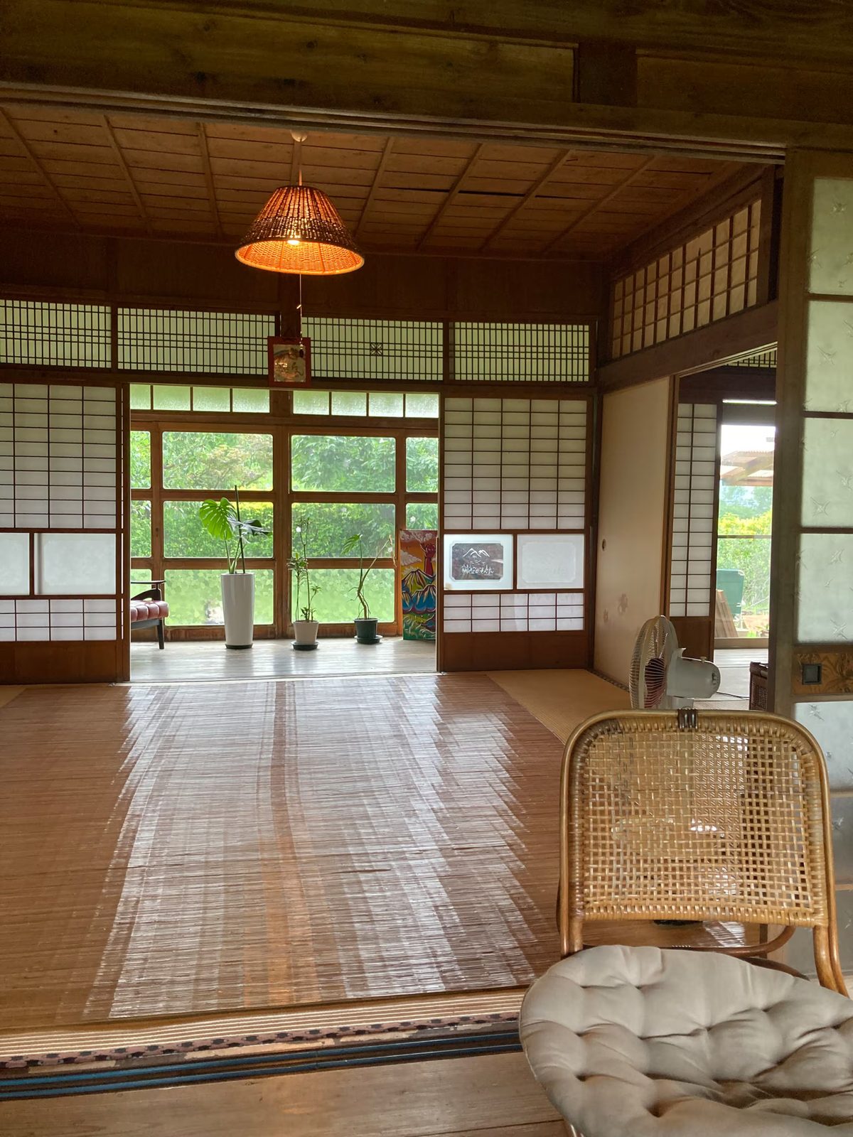 竜野園藝の古民家座敷と縁側の緑